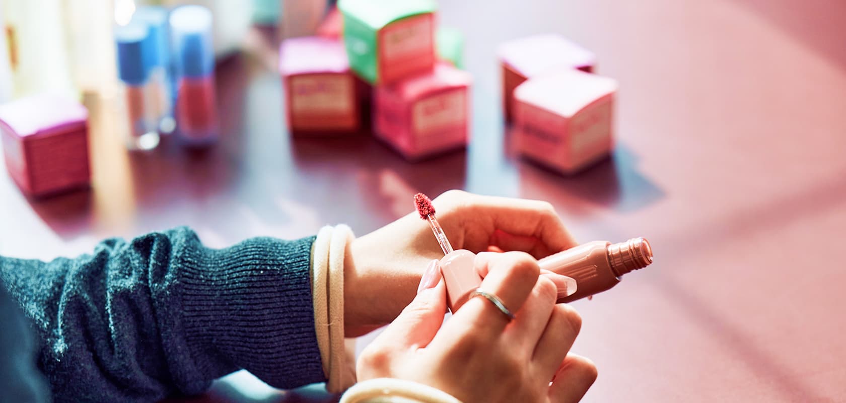 化粧品と女性の画像