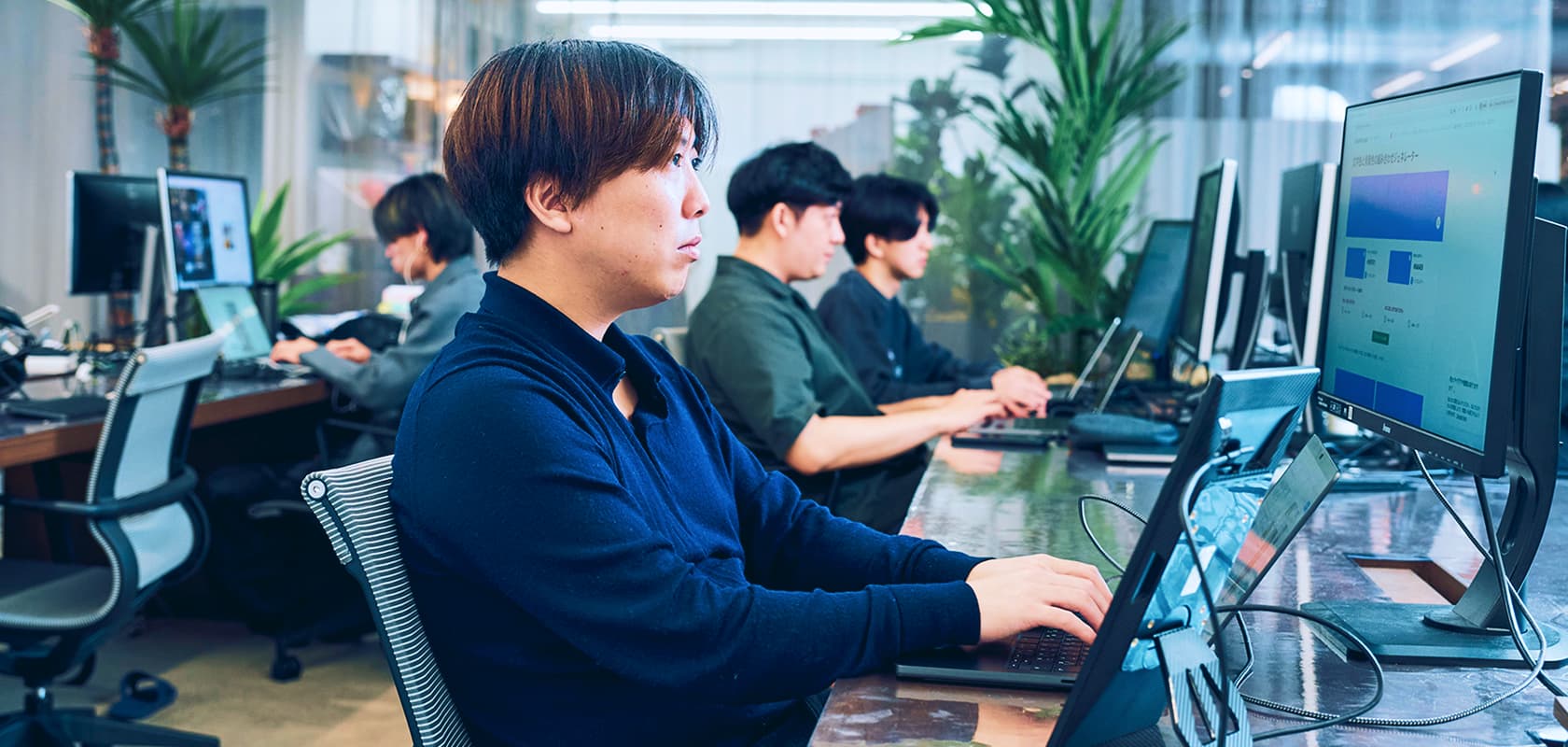 仕事をする男性の画像