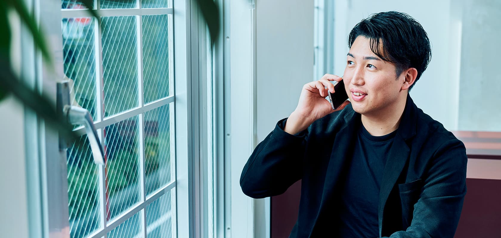 電話する男性の画像