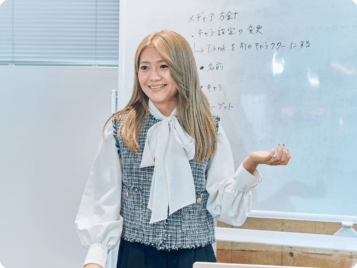 プレゼンをする女性の画像