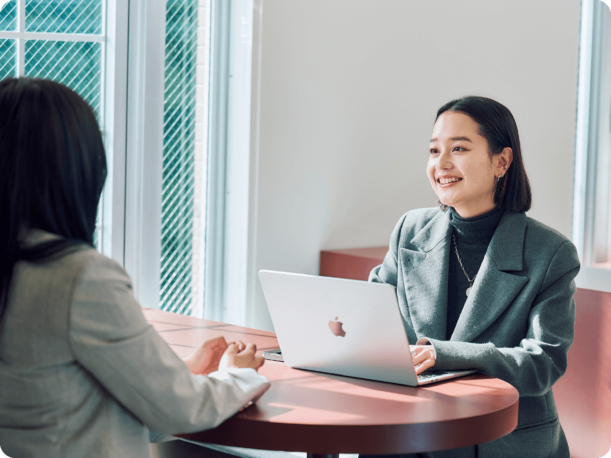 働く女性の画像