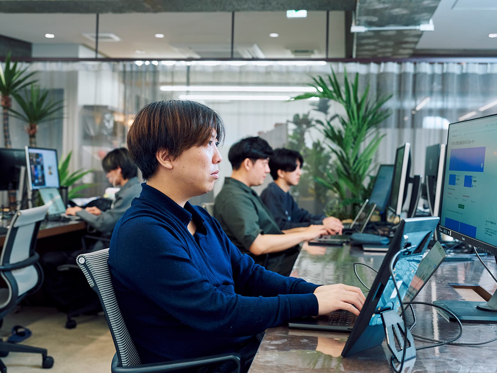 働く男性の画像