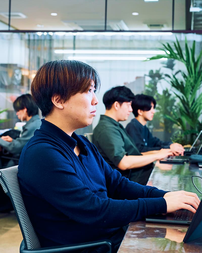 会社で仕事している人の画像