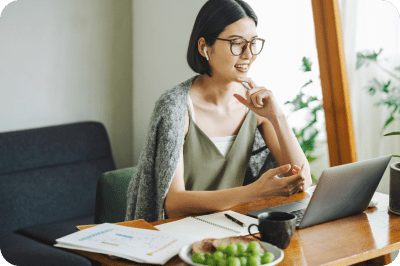 パソコンと女性の画像
