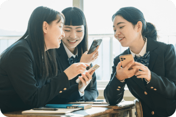 会話している女子高校生の画像
