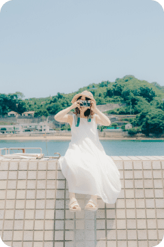 カメラを構える女性の画像