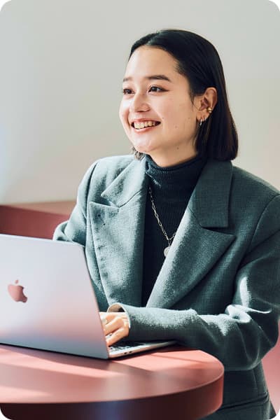 働く女性の画像