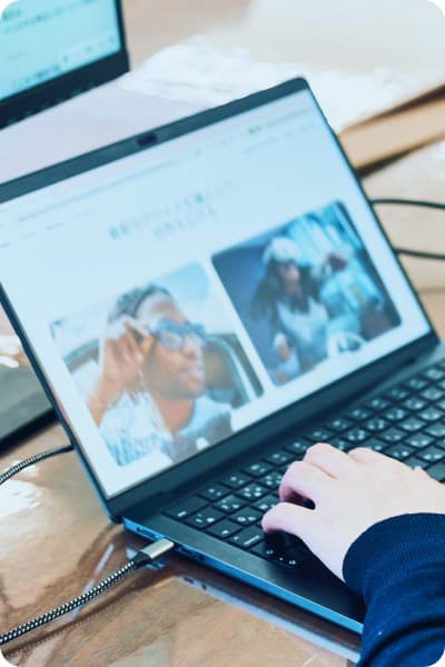 パソコンで仕事をする画像