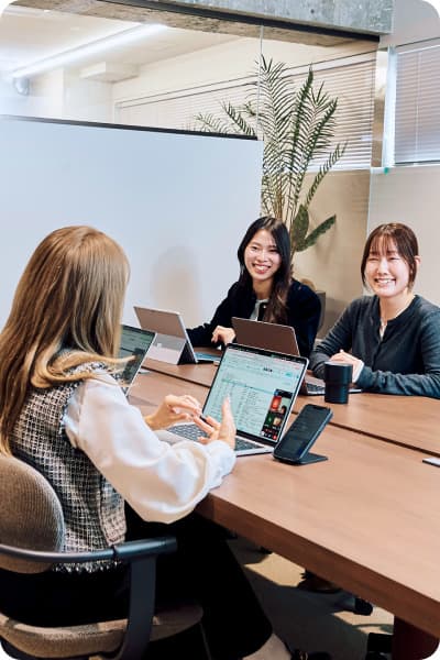 会議する女性の画像